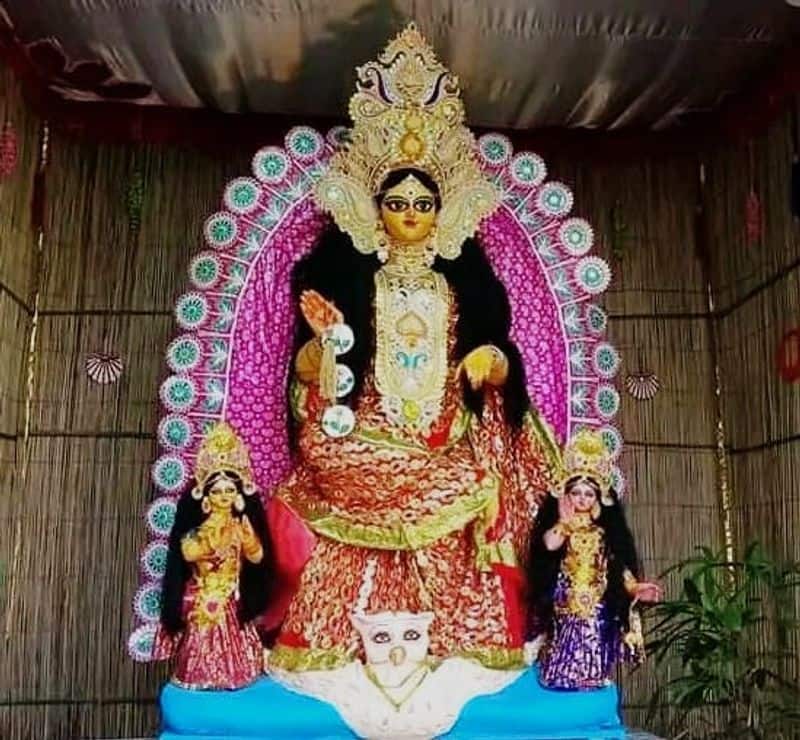 Kojagari Lakshmi Puja 2022 মূর্তি ছাড়া এই ভাবেও করা হয় কোজাগরী লক্ষ্মীর আরাধনা 0896