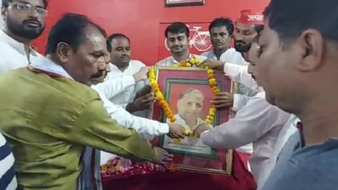 लखनऊ: सपा कार्यालय पर भी लगा समर्थकों का जमावड़ा, मुलायम सिंह यादव को दी गई भावभीनी श्रद्धांजलि