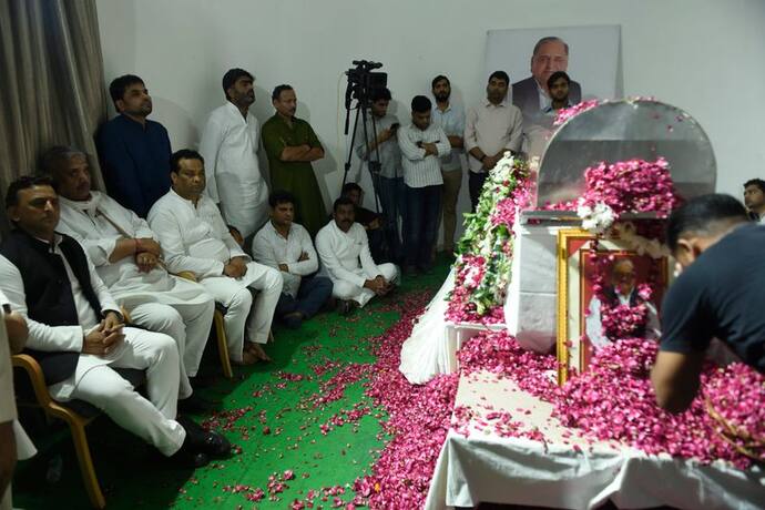 Mulayam Singh Yadav Death: सैफई में मुलायम सिंह यादव के अंतिम दर्शन का उमड़ी भीड़, CM योगी ने दी श्रद्धांजलि