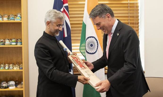 विदेश मंत्री ने ऑस्ट्रेलियाई डिप्टी पीएम को भेंट किया कोहली का साइन किया बल्ला, हैरान रह गए रिर्चड मार्लेस