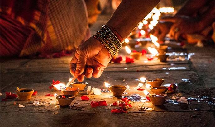 Diwali 2022: दिवाली की सफाई में भूलकर भी न फेंके ये चीजें, रूठ जाएंगी लक्ष्मी