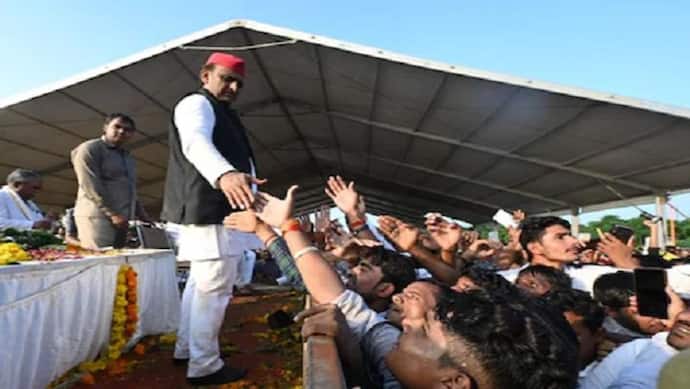 मुलायम सिंह को मुखाग्नि देने के बाद अखिलेश यादव ने पार्टी कार्यकर्ताओं को दिया ये बड़ा संदेश