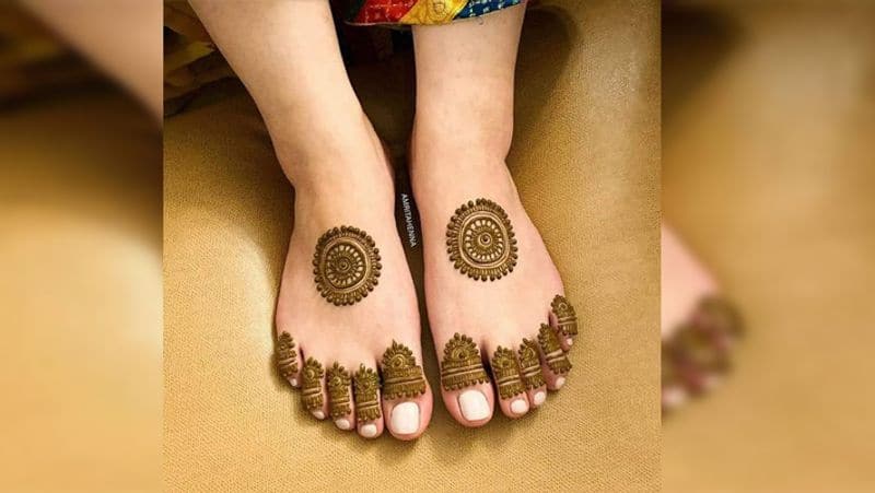 Dulhan leg mehndi design 2021 / पैरों की मेहंदी डिजाइन / bridal foot mehndi  design / feet henna 2021 | Mehndi designs feet, Foot henna, Leg mehndi