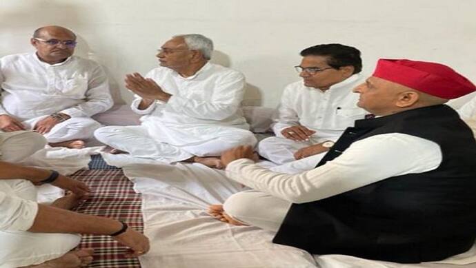 बिहार के CM नीतीश कुमार के साथ अखिलेश यादव की तस्वीर वायरल, लोग बोले- ऐसा लग रहा नेताजी खुद बैठे हैं