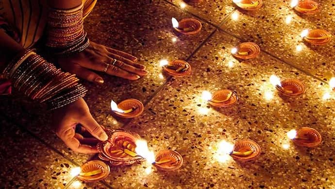Diwali 2022: दीपावली की रात भूलकर भी न करें ये 4 काम, देवी लक्ष्मी तुरंत चली जाएंगी आपका घर छोड़कर