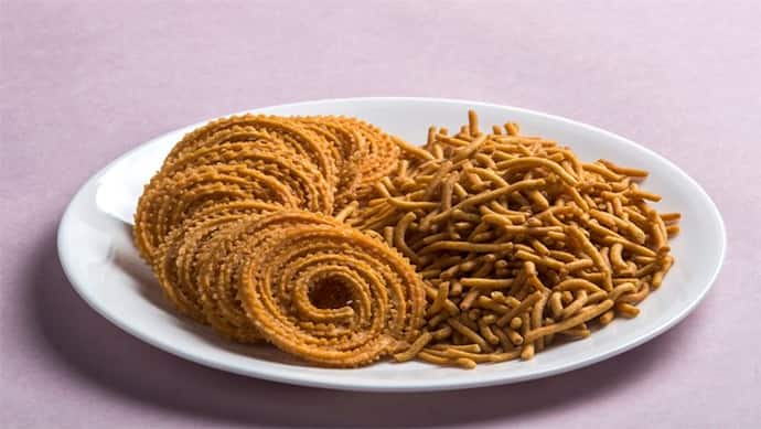 Diwali recipe: क्या बनाने के बाद नरम हो जाती है चकली, तो इस तरह से बनाएं इसे कुरकुरा