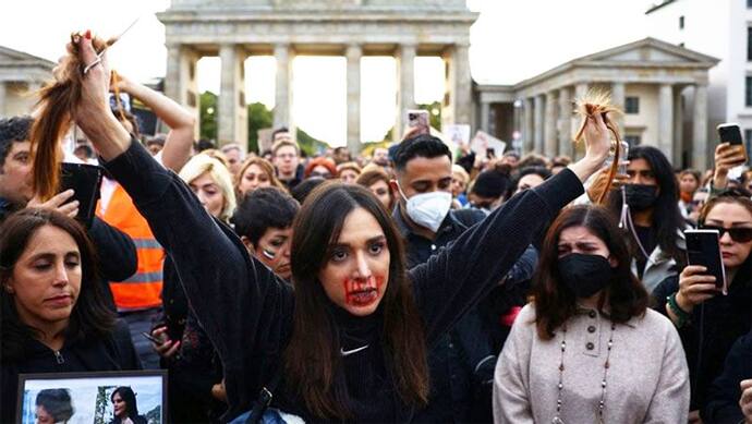 हिजाब विरोधी आंदोलन को कुचलने के लिए ईरान ने निकाला ये रास्ता, अब तक 200 से ज्यादा लोगों की मौत 