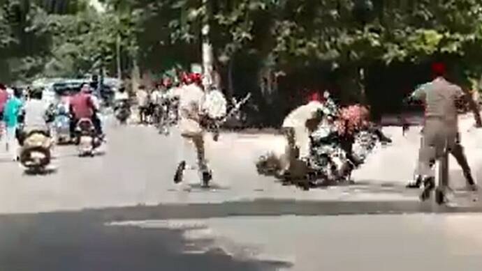 बिहार: हेलमेट के चलते पुलिस के जवानों ने दो युवकों को चलती स्कूटी से पटका, वीडियो बनता देख हुए नौ दो ग्यारह