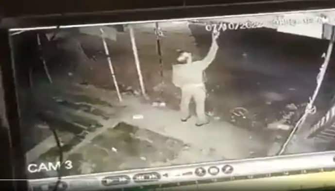 रात के अंधेरे में बल्ब चुराने वाले दारोगा पर गिरी गाज, सोशल मीडिया पर जमकर वायरल हुआ था वीडियो