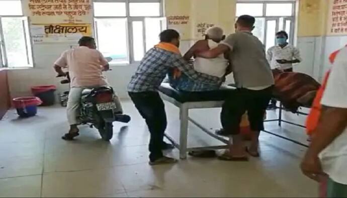बलिया में मरीज को बाइक से पहुंचाया गया इमरजेंसी वार्ड, वायरल हुआ बड़ी लापरवाही का वीडियो 