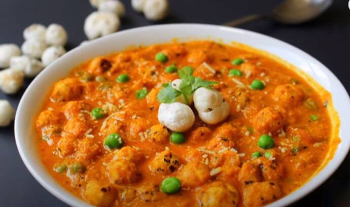 Diwali Recipe:इस दिवाली बनाए मटर मखाने की सब्जी, स्वाद ऐसा की चाट जाएंगे उंगलियां, देखें रेसिपी