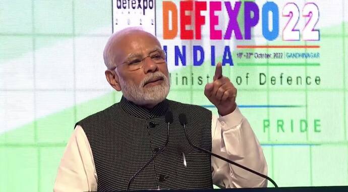 गुजरात में PM मोदी:  DefExpo22 में कहा-'पहले हम कबूतरों को छोड़ते थे और अब चीते छोड़े जाते हैं'