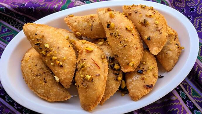 Diwali Recipe: गुजिया बनाते समय डालें ये सीक्रेट चीज, खाने वाला हो जाएगा आपका दीवाना