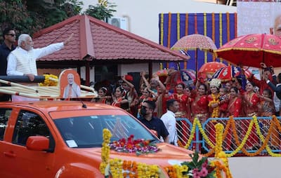 राजकोट: नरेंद्र मोदी की एक झलक पाने को बेताब हुए लोग, स्वागत में बरसाए फूल, देखें 10 खास तस्वीरें
