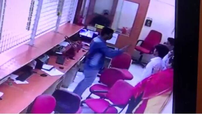 मैनेजर और महिला बैंककर्मी पर तानी पिस्तौल: कुछ मिनटों में लाखों लूट ले गए बदमाश, देखें VIDEO