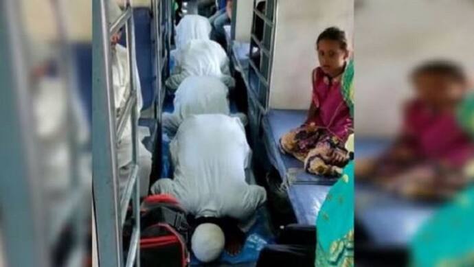 कुशीनगर में ट्रेन के स्लीपर कोच में नमाज पढ़ने का वीडियो वायरल, यात्रियों का आना-जाना हो गया था बंद