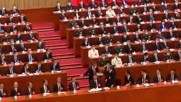चीन में जिनपिंग के सामने पूर्व राष्ट्रपति हू जिंताओ को मिटिंग से सुरक्षाकर्मियों ने बाहर निकाला, देखें VIDEO