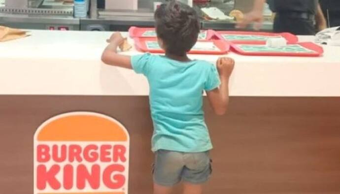 शेयरिंग इज केयरिंग: बच्ची को चाहिए था बर्गर, 90 रुपए की जगह जेब से जो नोट निकला.. वो भावुक कर देगा 
