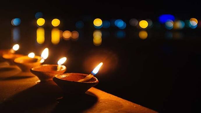 Diwali 2022: चाहते हैं सुख-समृद्धि तो दीपावली की रात इन 10 जगहों पर जरूर लगाएं दीपक