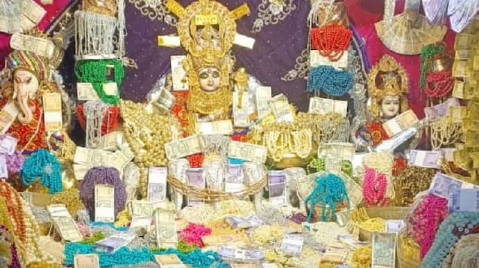 दिवाली पर करोड़ों के नोटों से सजता है ये महालक्ष्मी मंदिर, भक्तों को प्रसाद में मिलते हैं नोट और सोना-चांदी