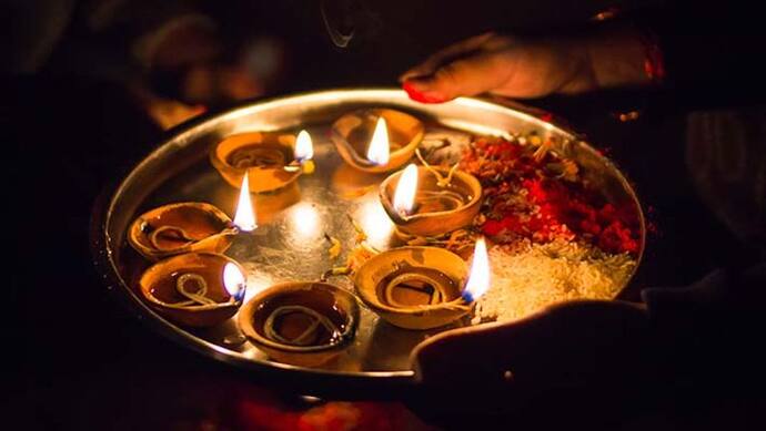 Devi Lakshmi Aarti: दीपावली पर पूजा के बाद जरूर करें देवी लक्ष्मी की आरती, ध्यान रखें ये बातें
