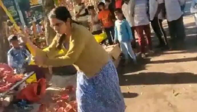 गरीबों की दुकानों को महिला ने डंडे से पीट-पीटकर तोड़ डाला-VIDEO वायरल