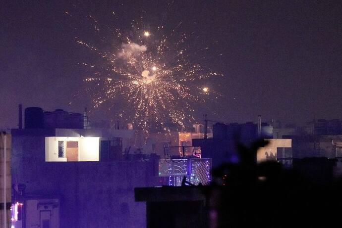 बैन के बावजूद दिल्ली में जमकर फूटे पटाखे, धुएं से एयर क्वालिटी बेहद खराब हुई, जानिए पूरी डिटेल्स