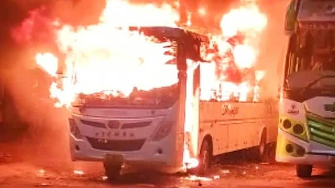    दिवाली की रात बस में दिया जलाकर सोए ड्राइवर और कंडक्टर, कुछ ही देर में जिंदा जलकर दोनों की मौत