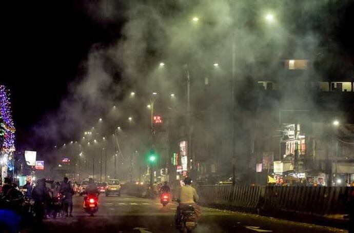 Delhi की हवा हुई जहरीली तो 13% ने छोड़ दिया शहर, हर 5 में से 4 परिवार प्रदूषण संबंधित बीमारी की चपेट में...