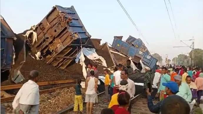 कोडरमा में ट्रेन के 53 डिब्बे पटरी से उतरे, दुर्घटना राहत यान के साथ मौके पर पहुंचे अधिकारी, रेल रूट बाधित  