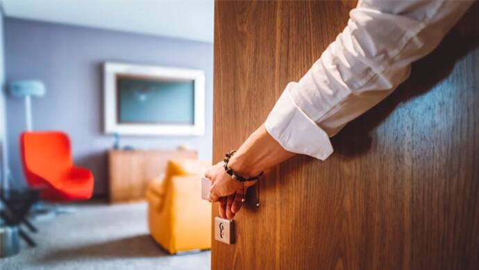 कहीं आपके होटल रूम में तो नहीं है Hidden Camera? अपनी सुरक्षा के लिए रखें इन 10 बातों का ध्यान