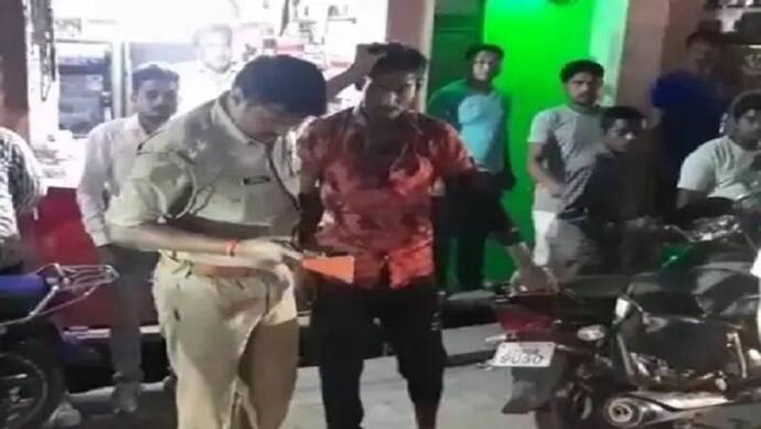 झांसी: नशे में धुत युवक के नोचे बाल, मारे कई थप्पड़, झांसी के बाजार में पुलिस की दबंगई का वीडियो हुआ वायरल