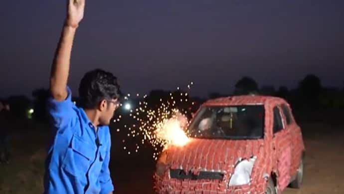 लाखों की कार का हुआ कबाड़ा, जब इसपर लगा दिए 1 लाख पटाखे, देखें वीडियो