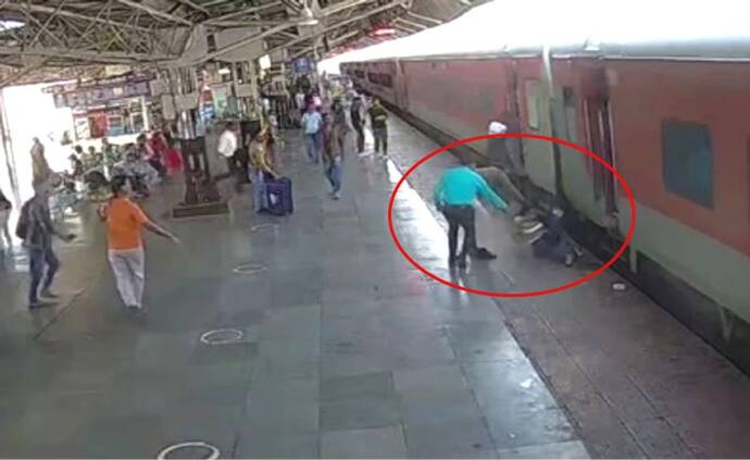 कोटा रेलवे पुलिसकर्मी के देवदूत अवतार का वीडियो: चलती ट्रेन से गिरी महिला को दूर खींच कर दे दी दूसरी जिंदगी