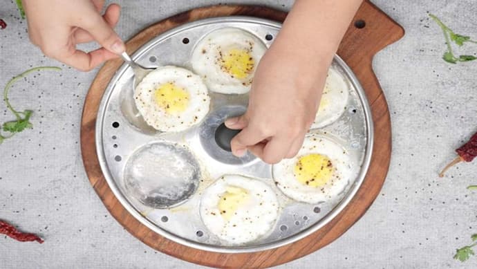 बिना उबाले-बिना छीले बस इडली के सांचे में इस तरह बॉयल करें अंडे