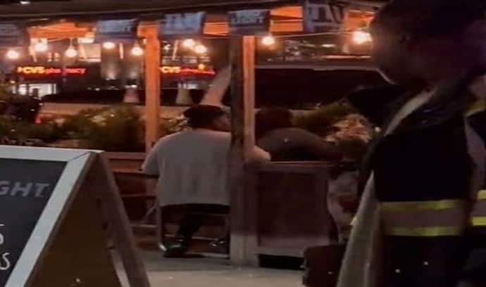 बिजी रेस्टोरेंट में कपल हुए आउट ऑफ कंट्रोल, सेक्स करते कैमरे में हुए कैद, सोशल मीडिया पर Viral हो रहा Video