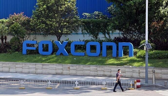 चीन की iPhone फैक्ट्री में हुए हिंसक विरोध के बाद Foxconn ने माफी मांगी, टेक्निकल एरर का किया जिक्र