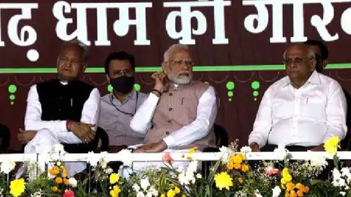 3 राज्यों के आदिवासियों के बीच से राजस्थान में PM मोदी की हुंकार, तीन मुख्यमंत्री यूं हाथ जोड़कर खड़े रहे 
