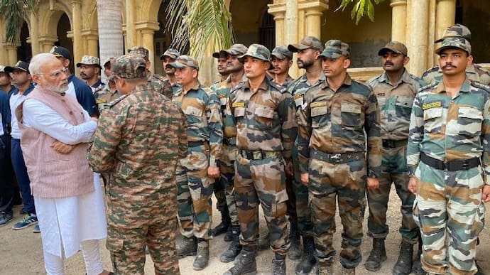  मोरबी में हादसे वाले स्पॉट पर पहुंचे PM मोदी, रेस्क्यू टीम से की मुलाकात, 3 दिन से सेना चला रही ऑपरेशन