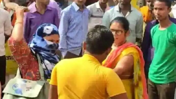 हमीरपुर: पत्नी और सास ने सरेआम की युवक की पिटाई, 6 सेकेंड में 6 चप्पल मार पति का मुंह किया लाल, देखें वीडियो