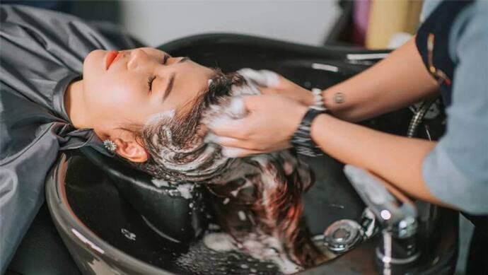 ब्यूटी पार्लर में हेयर वॉश के दौरान महिला को आया अटैक, इस तरह बाल धुलवाना हो सकता है जानलेवा