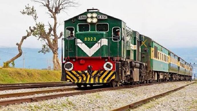 पाकिस्तान: सिख तीर्थयात्रियों को ननकाना साहिब ले जा रही ट्रेन के 9 डिब्बे पटरी से उतरे, कोई घायल नहीं