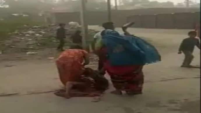 कासगंज: बीच सड़क पर बहू ने बुजुर्ग सास को पीट-पीटकर किया अधमरा, वीडियो वायरल होने पर पुलिस ने लिया एक्शन