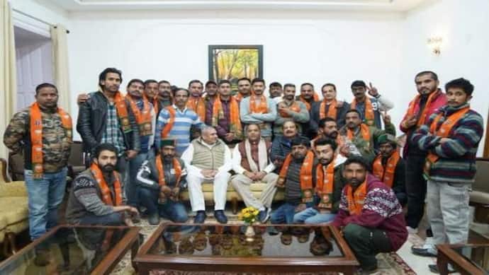 हिमाचल चुनाव से पहले कांग्रेस को लगा बड़ा झटका, पार्टी के 26 नेताओं ने एक साथ थामा बीजेपी का दामन