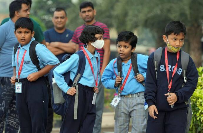 पर्यावरणविदों के Alert के बावजूद दिल्ली में प्राइमरी स्कूल ओपन, एयर क्वालिटी अभी भी 'बहुत खराब'