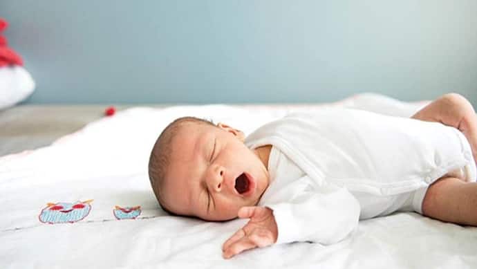 क्या बच्चों की नींद को लेकर आप भी रहते हैं परेशान, जानें 0-1 साल तक के बच्चे का स्लीपिंग पैटर्न
