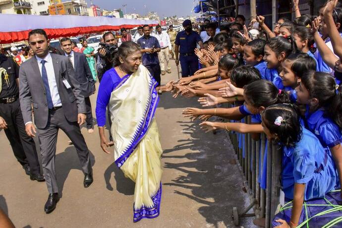 बगैर चप्पल भगवान जगन्नाथ के दर्शन करने 2KM पैदल चलीं राष्ट्रपति, बच्चों से हाथ मिलाकर खुश दिखीं