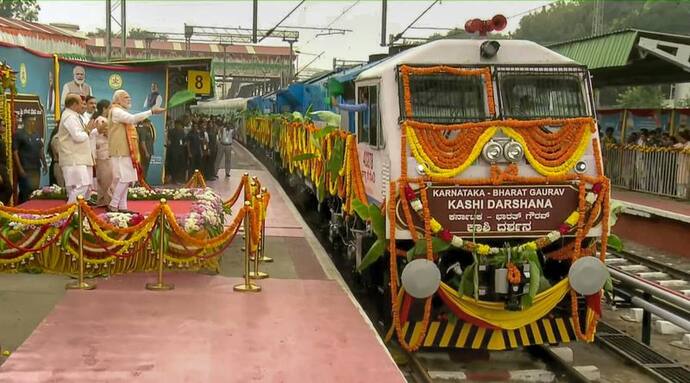 4 राज्यों की विजिट पर PM मोदी: बेंगलुरु में भारत गौरव काशी यात्रा ट्रेन को दिखाई हरी झंडी