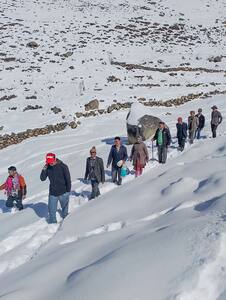 बर्फ भरे रास्ते पर चलकर पोलिंग बूथ पहुंचे लोग, 10 तस्वीरों में देखें कैसे हिमाचल में मना लोकतंत्र का पर्व