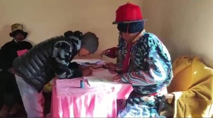 वोट की चोट: युवाओं ने पहली बार वोट देकर मनाया लोकतंत्र का उत्सव.. बुजुर्गों का उत्साह भी कम नहीं 